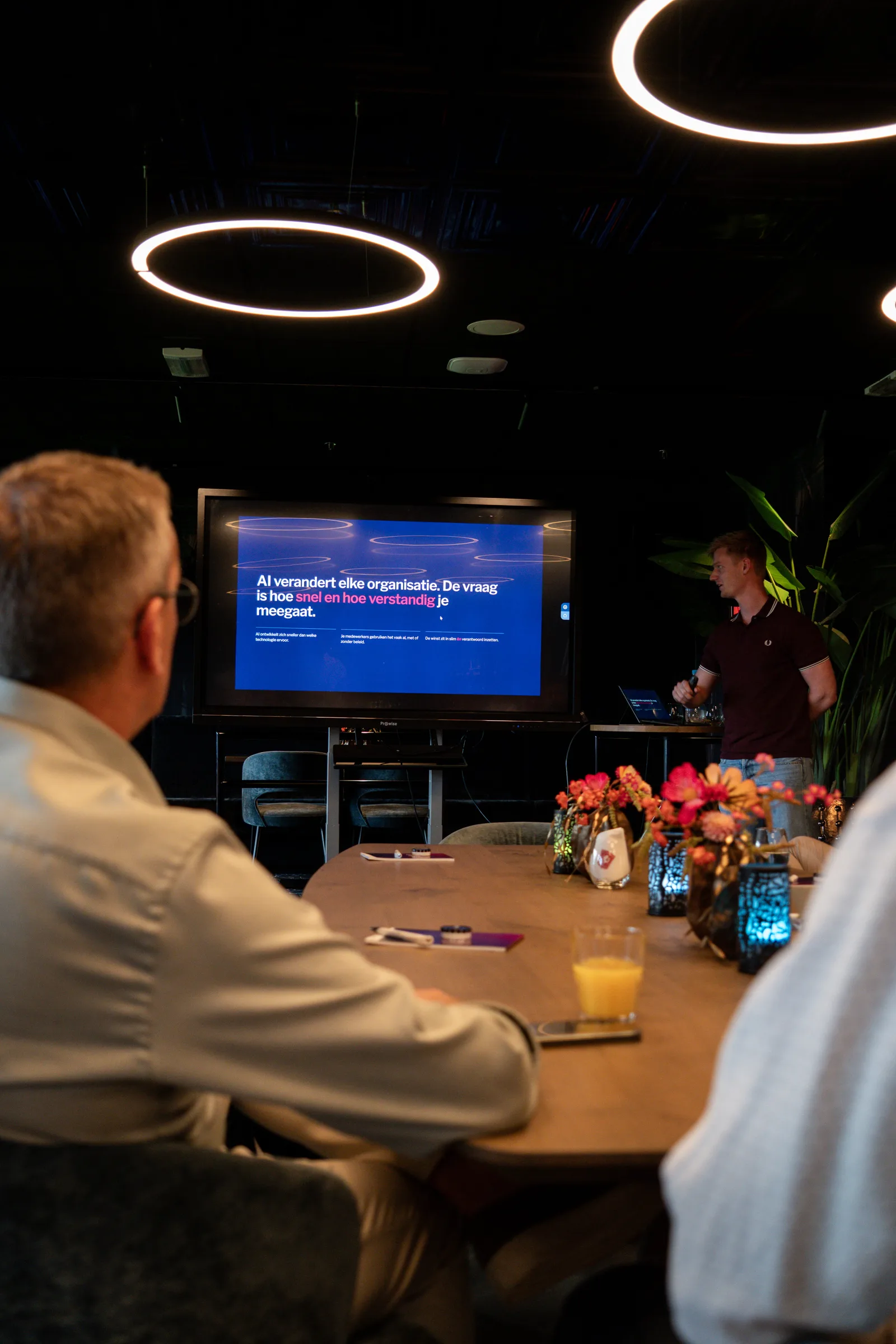 Deelnemers aan de keukentafel volgen de presentatie