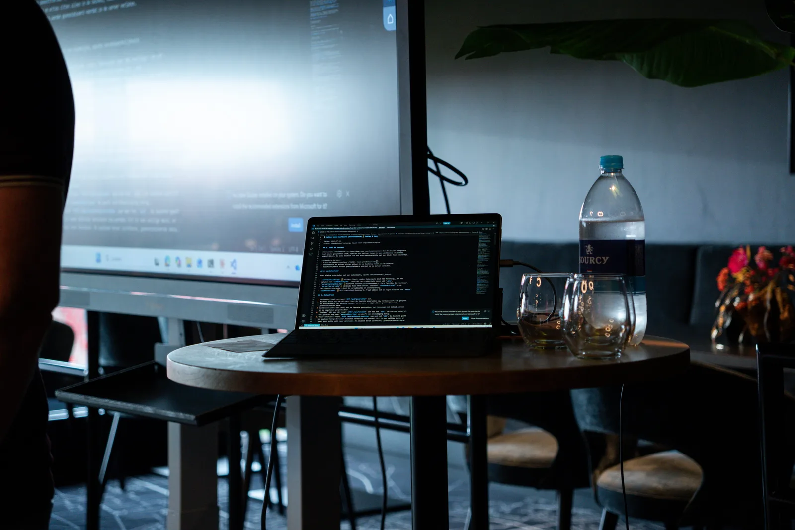 Laptop met code, klaar voor het bouwen